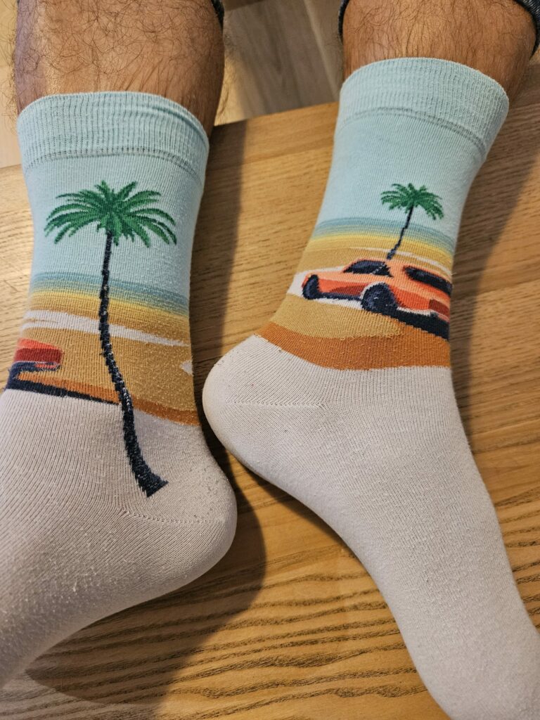 chaussettes assorties : voiture et palmier pour une bonne stratégie décalée !