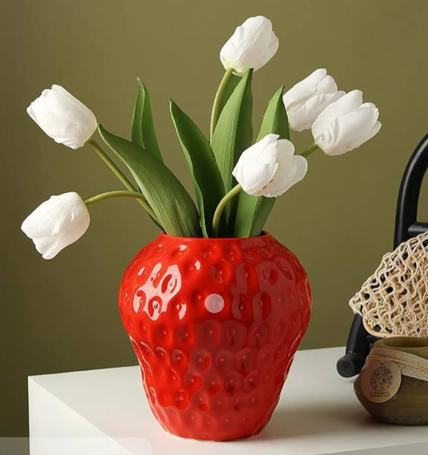 Vase fraise avec des tulipes