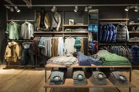 vitrine avec des vêtements