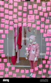 Vitrine d'Alamy avec un mannequin d'enfant et des post-it roses.