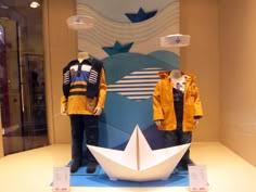 Vitrine avec des petits bateaux