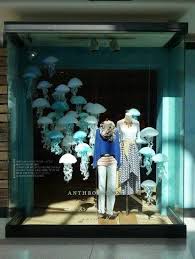 Vitrine de Medusa avec Un mannequin et des petites meduses
